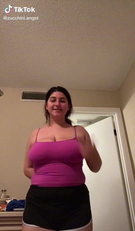 Foto di nudo di fuga di OnlyFans di Zucchini