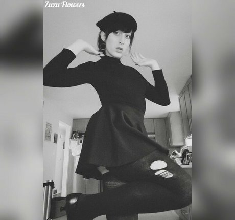 Foto di nudo di fuga di OnlyFans di Zuzuflowers