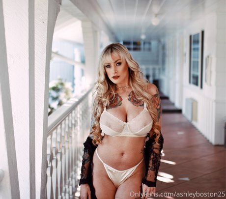 Foto di nudo di fuga di OnlyFans di Ashley Boston