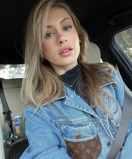 Foto di nudo di fuga di OnlyFans di Angela Halili