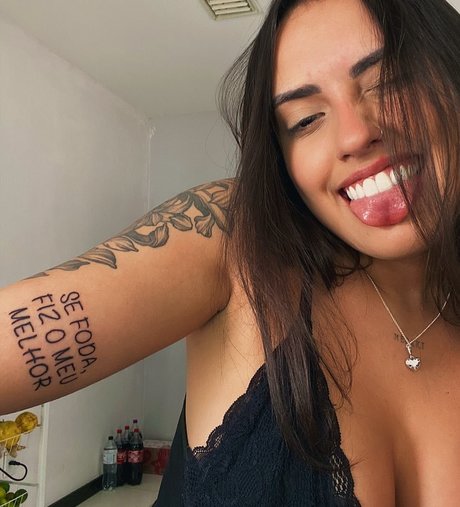 Foto di nudo di fuga di OnlyFans di Vitoria Marcilio