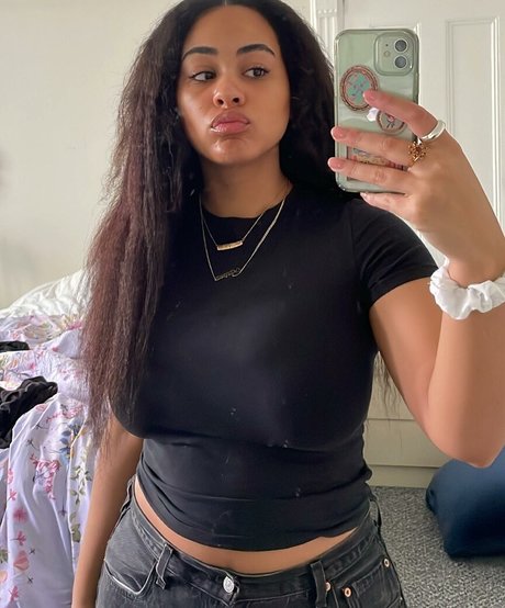 Foto di nudo di fuga di OnlyFans di Raina Morris