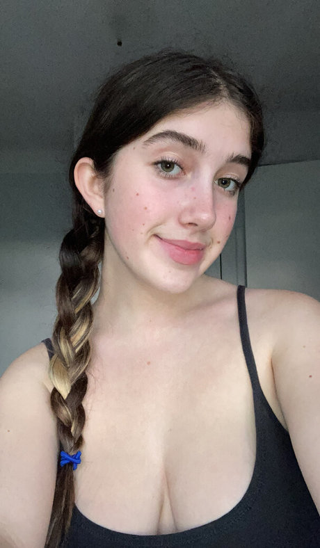 Foto di nudo di fuga di OnlyFans di Itsmollyyyroseagain
