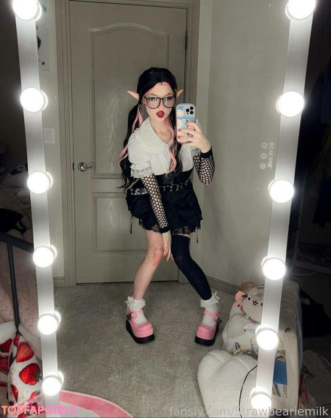 Foto di nudo di fuga di OnlyFans di Strawbeariemilkk #1528