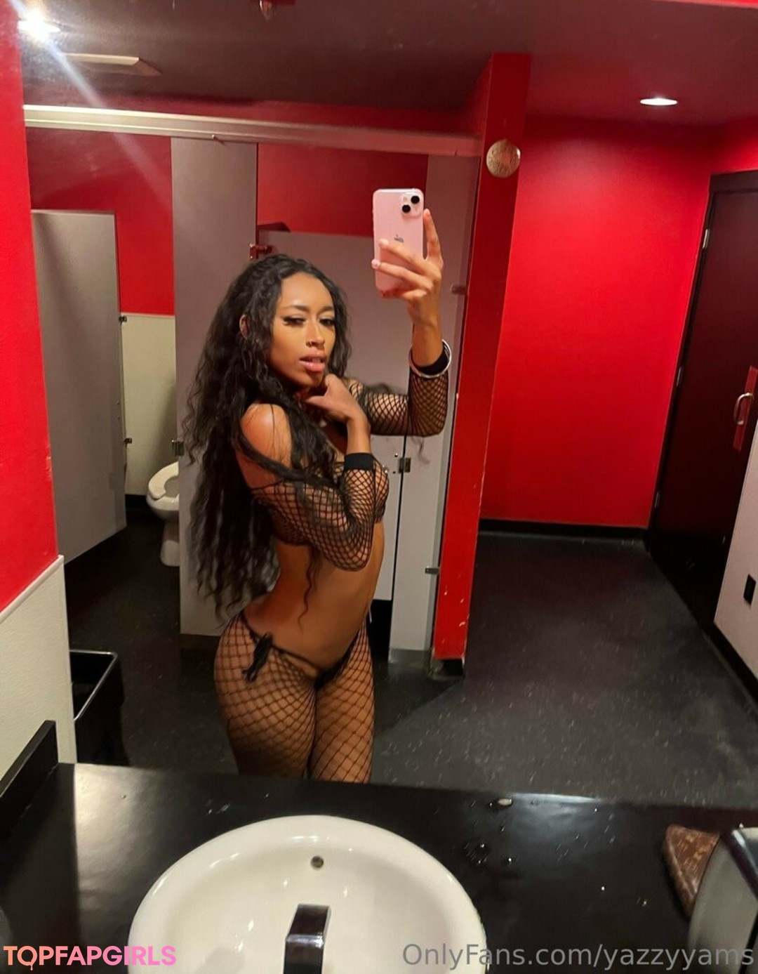 Foto di nudo di fuga di OnlyFans di Yazzyyams #1003