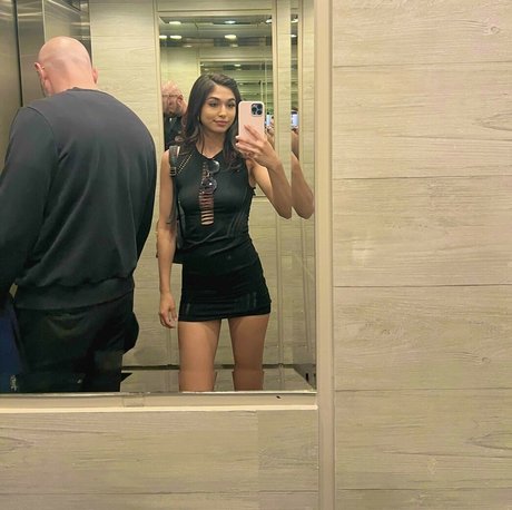 Foto di nudo di fuga di OnlyFans di Reina Rae