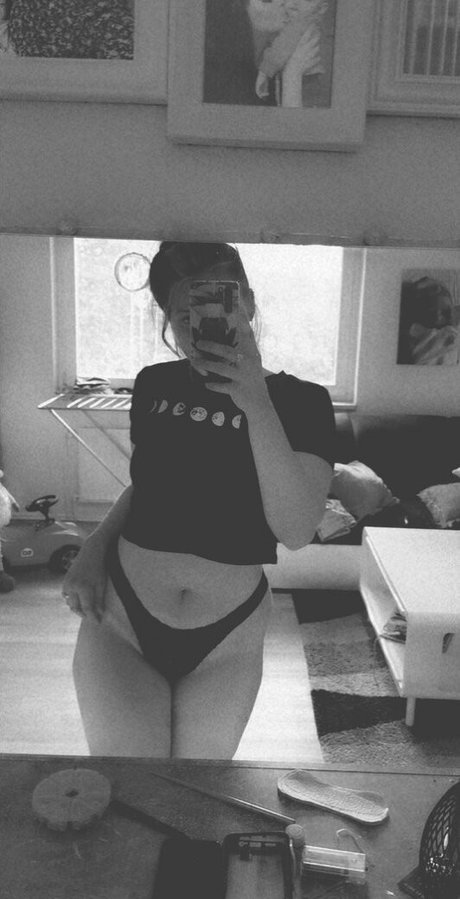 Foto di nudo di fuga di OnlyFans di Emily Erdbeer
