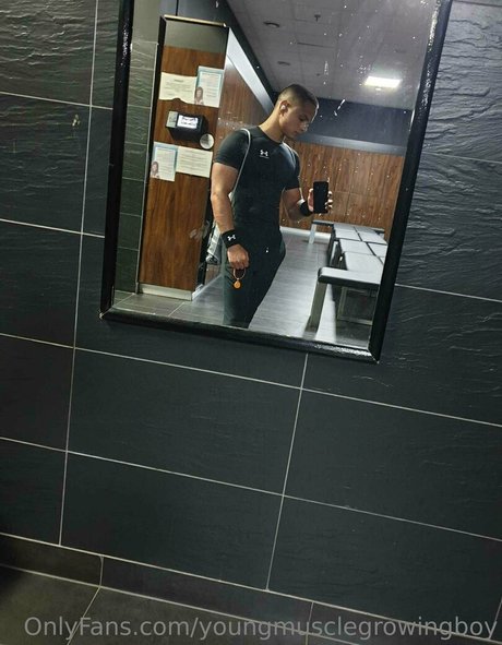 Foto di nudo di fuga di OnlyFans di Youngmusclegrowingboy