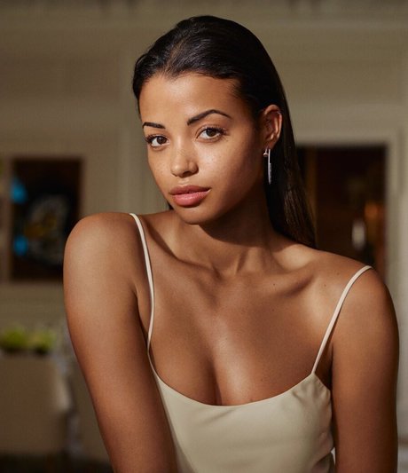 Foto di nudo di fuga di OnlyFans di Ella Balinska
