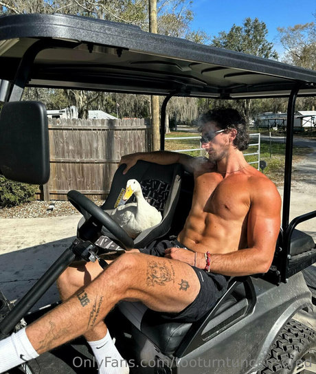 Foto di nudo di fuga di OnlyFans di Tooturntuncensored