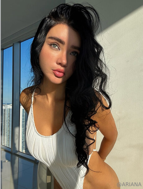 Foto di nudo di fuga di OnlyFans di Ariana