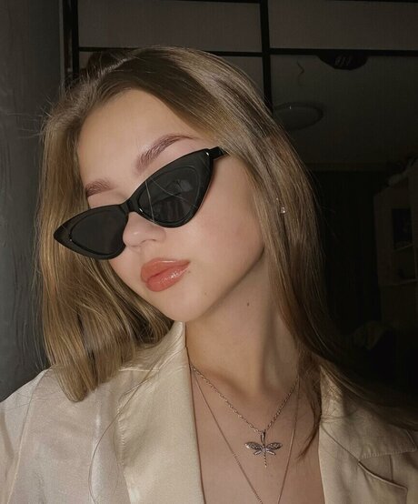 Foto di nudo di fuga di OnlyFans di Alinazaozerskayaaa