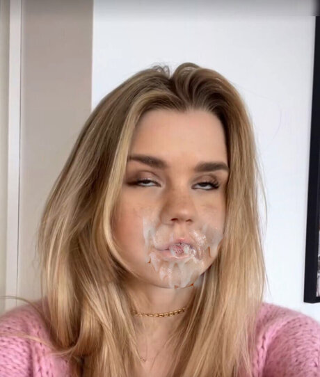 Foto di nudo di fuga di OnlyFans di Lea Peach