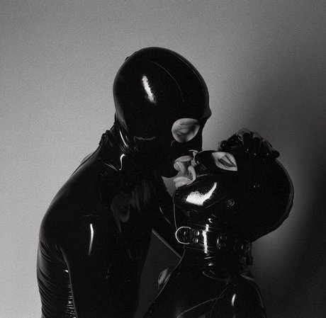 Foto di nudo di fuga di OnlyFans di Latexqueer