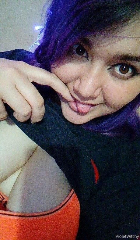 Foto di nudo di fuga di OnlyFans di Violetwitchy