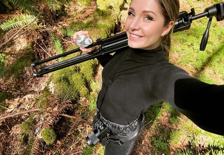 Foto di nudo di fuga di OnlyFans di Lauren Southern