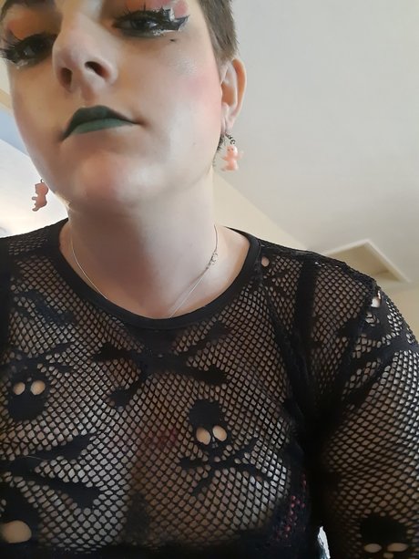 Foto di nudo di fuga di OnlyFans di Lun