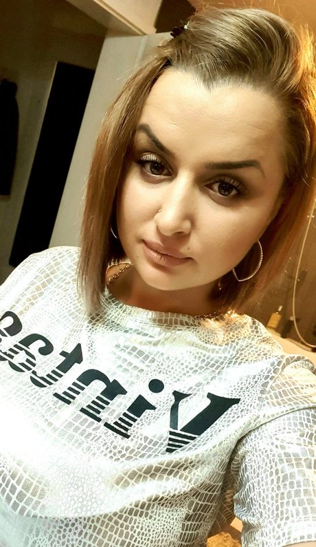 Foto di nudo di fuga di OnlyFans di Mihaela Hott