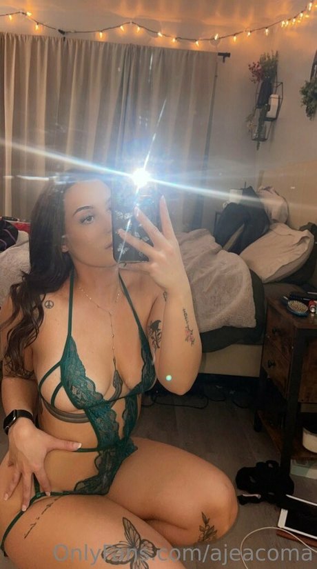 Foto di nudo di fuga di OnlyFans di Ajeacoma