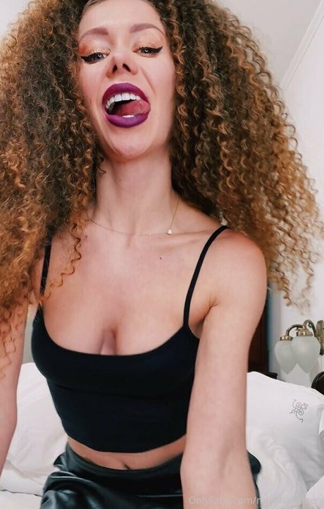 Foto di nudo di fuga di OnlyFans di Mianaughtygirl