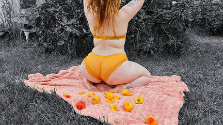 Peachypinup