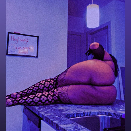 Foto di nudo di fuga di OnlyFans di Polyamaris
