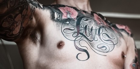 Foto di nudo di fuga di OnlyFans di River Bloom  Tattooed Hung Ampamp Smooth