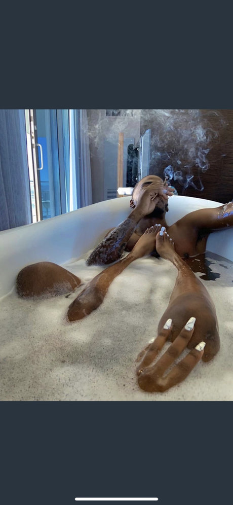 Foto di nudo di fuga di OnlyFans di Mamba