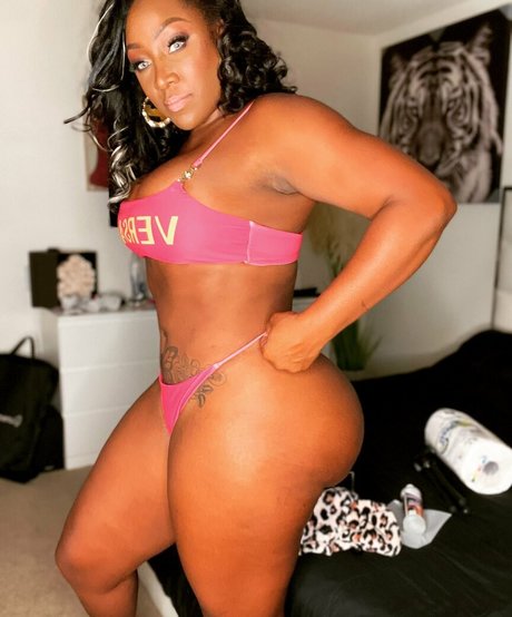 Foto di nudo di fuga di OnlyFans di Chanya The Body