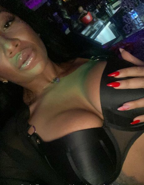 Foto di nudo di fuga di OnlyFans di Kikiluxxxe