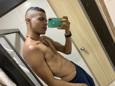 Foto di nudo di fuga di OnlyFans di Andres F Armero