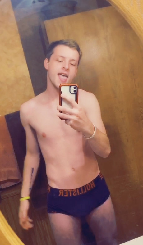 Foto di nudo di fuga di OnlyFans di J