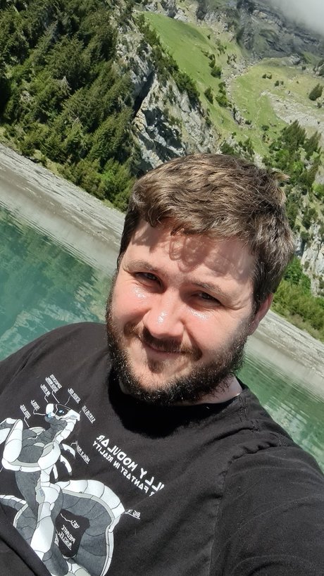 Foto di nudo di fuga di OnlyFans di Hornyswissbear