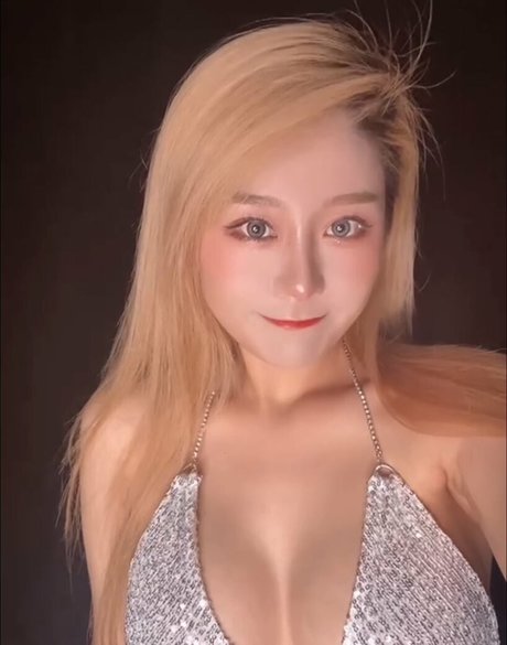 Foto di nudo di fuga di OnlyFans di Uying