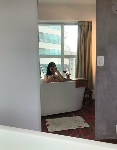 Foto di nudo di fuga di OnlyFans di Ellaarievilo