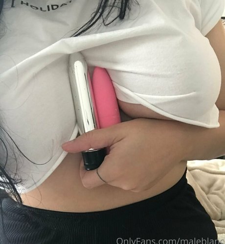 Foto di nudo di fuga di OnlyFans di Ellaarievilo