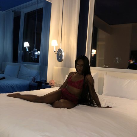 Foto di nudo di fuga di OnlyFans di Nadi