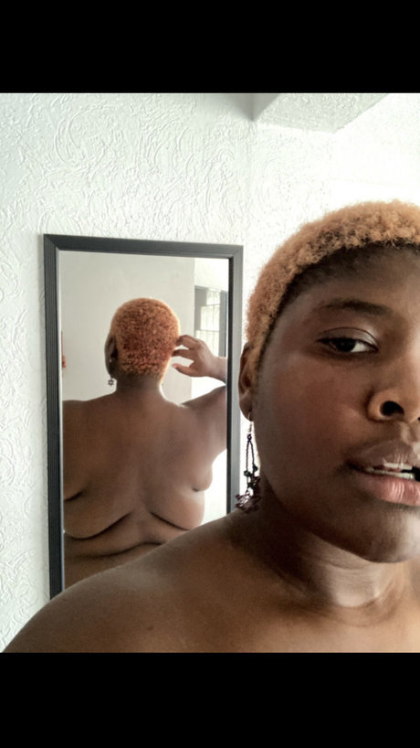 Foto di nudo di fuga di OnlyFans di Leigh