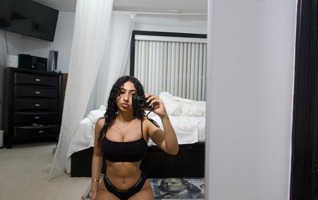 Foto di nudo di fuga di OnlyFans di Kareena Bachra