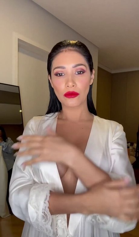 Simone E Simaria