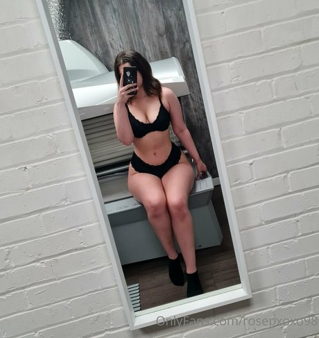 Foto di nudo di fuga di OnlyFans di Rosepxoxo98