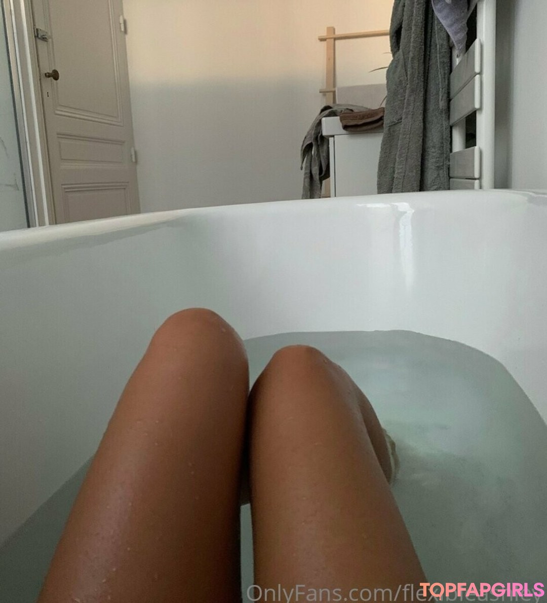 Foto di nudo di fuga di OnlyFans di Flexibleashley #29 Foto di nudo di fuga di OnlyFans di Flexibleashley #29