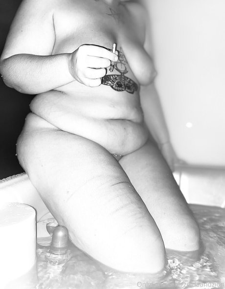 Foto di nudo di fuga di OnlyFans di Zeldaandzion