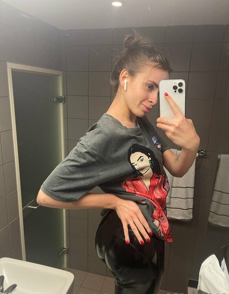 Foto di nudo di fuga di OnlyFans di Rinaboom
