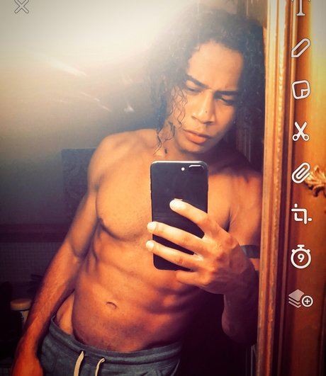 Foto di nudo di fuga di OnlyFans di Adonisalexander