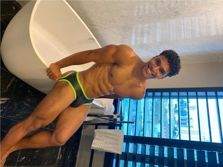 Foto di nudo di fuga di OnlyFans di Oli Ferro