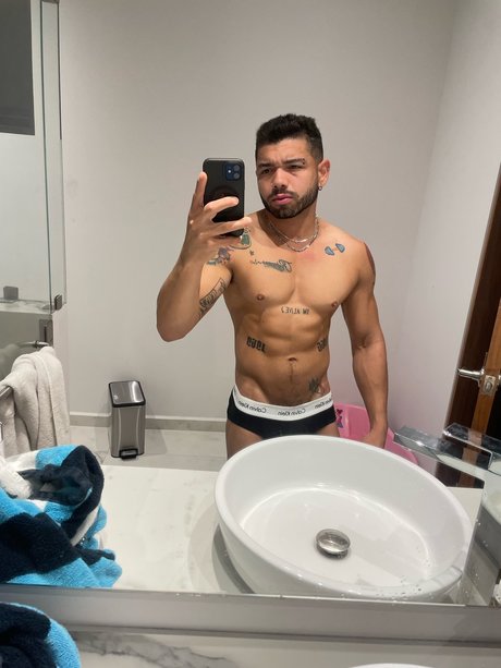 Foto di nudo di fuga di OnlyFans di Ozm