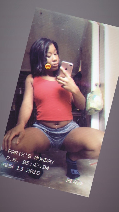 Foto di nudo di fuga di OnlyFans di Paris