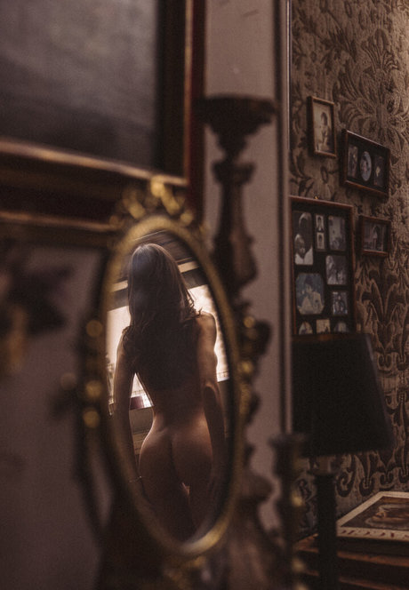 Foto di nudo di fuga di OnlyFans di Budai Brigi