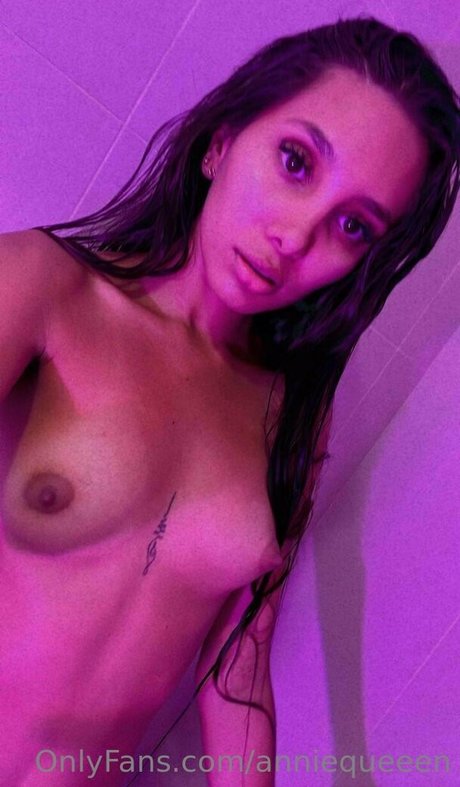Foto di nudo di fuga di OnlyFans di Anniequeeen